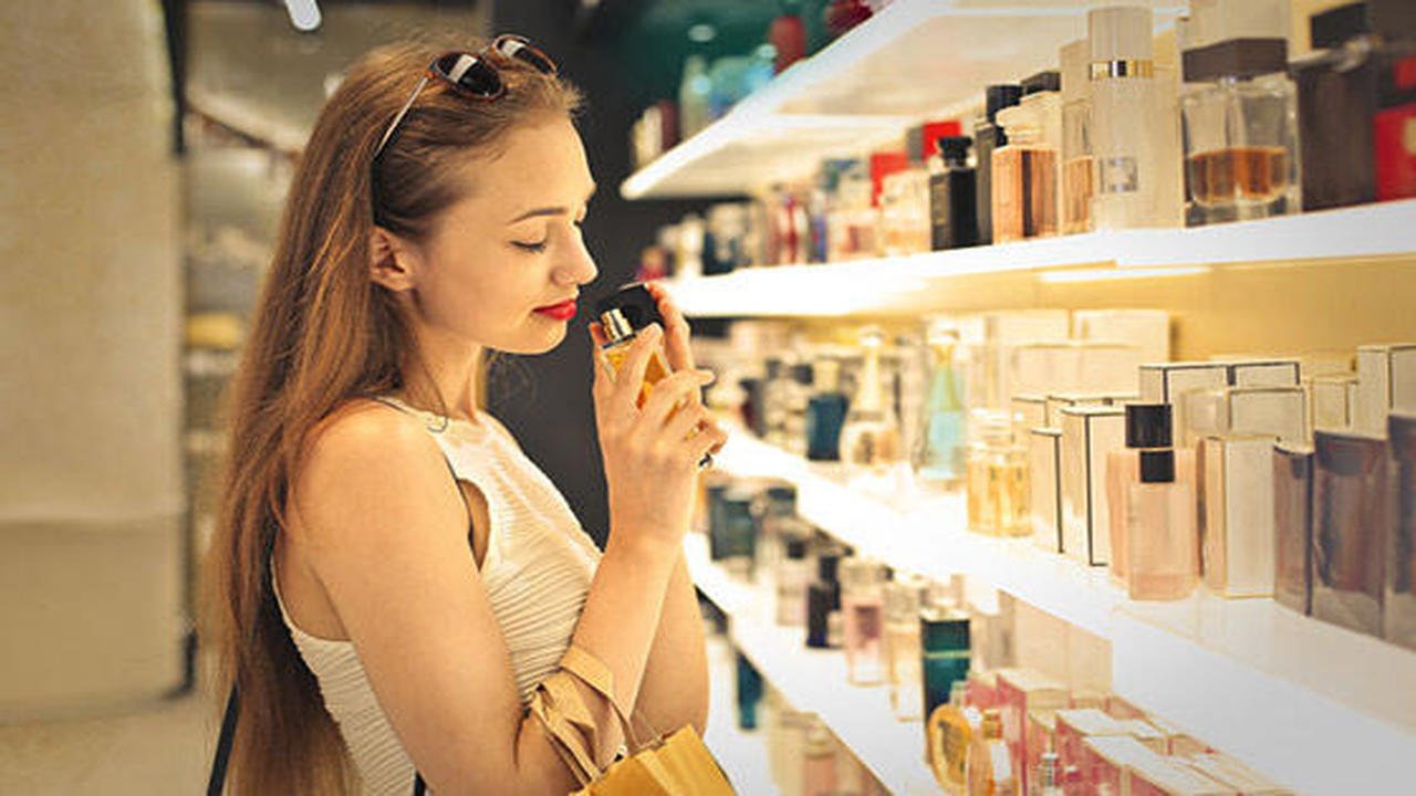 ClubPerfume irrumpe en España como la nueva perfumería online con perfumes originales más baratos que Primor y Druni, envío gratis y grandes descuentos.