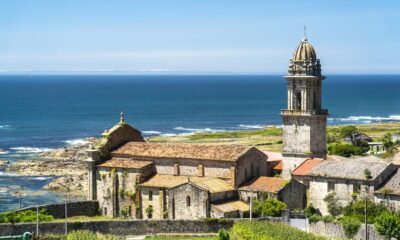 Oia, el pueblo medieval gallego donde un monasterio vigila el Atlántico desde hace siglos