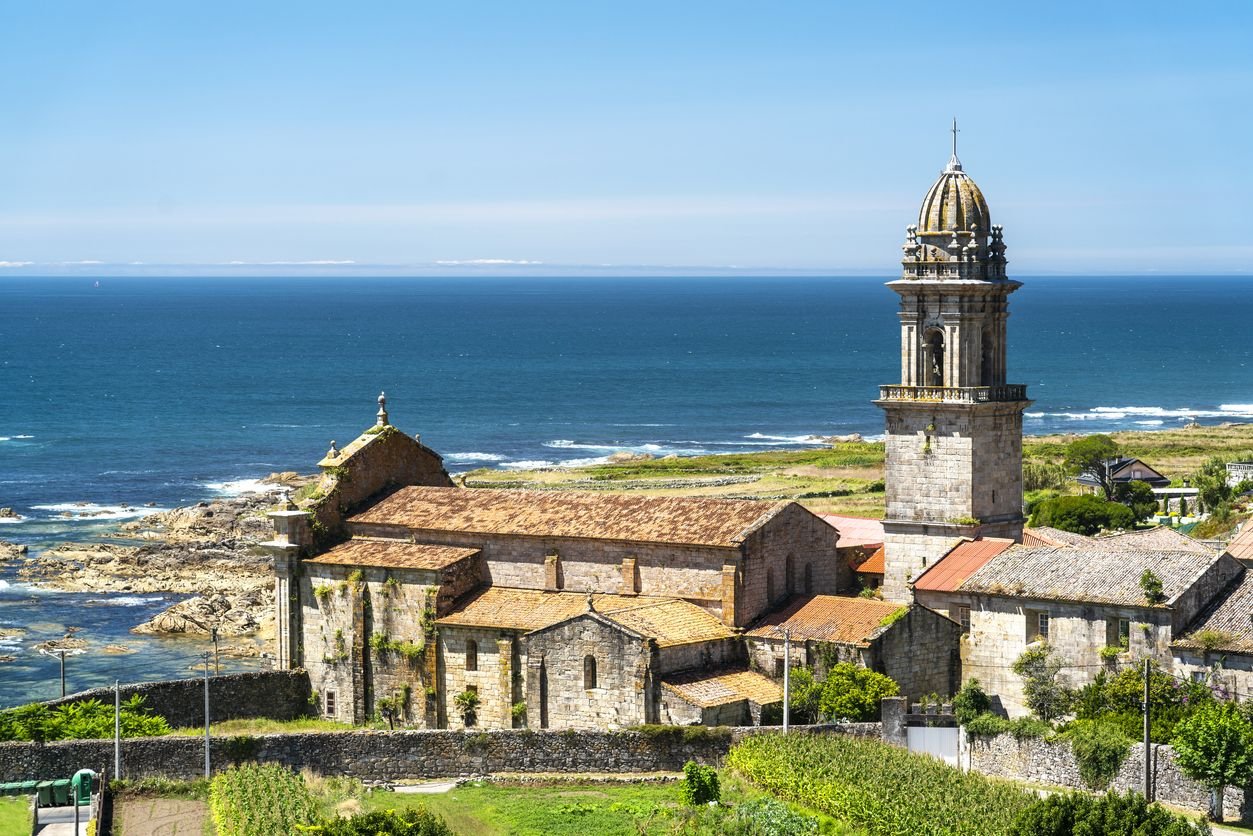 Oia, el pueblo medieval gallego donde un monasterio vigila el Atlántico desde hace siglos