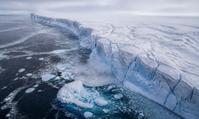 Vista aérea del glaciar Thwaites fracturado en la Antártida, con hielo desembocando en el océano Austral.