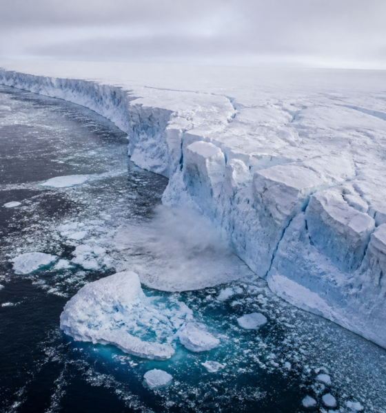 Vista aérea del glaciar Thwaites fracturado en la Antártida, con hielo desembocando en el océano Austral.