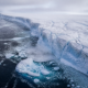 Vista aérea del glaciar Thwaites fracturado en la Antártida, con hielo desembocando en el océano Austral.