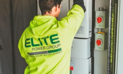 Técnico trabajando en un sistema de baterías y almacenamiento energético.