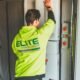 Técnico trabajando en un sistema de baterías y almacenamiento energético.
