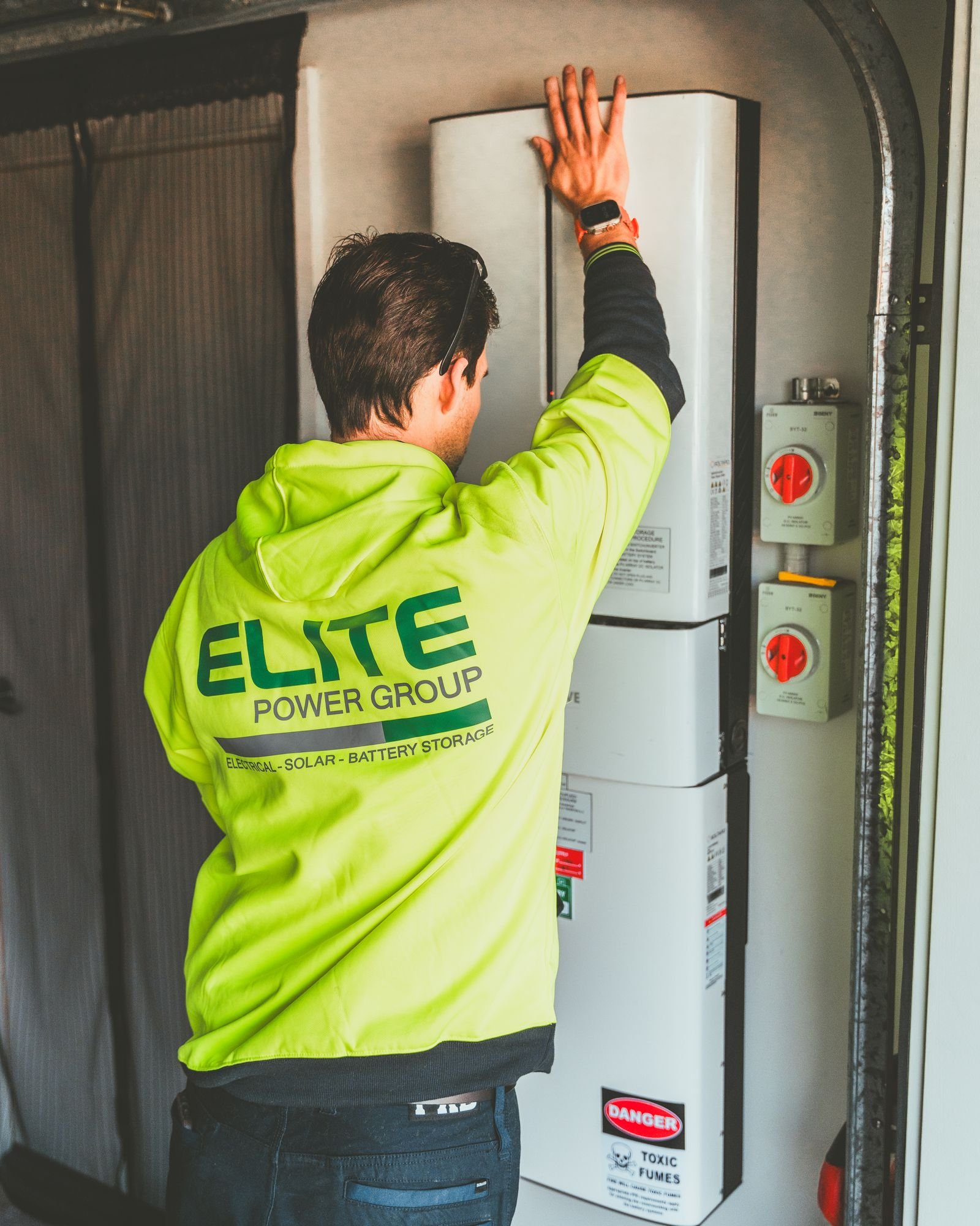 Técnico trabajando en un sistema de baterías y almacenamiento energético.