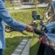 Vehículo eléctrico conectado a un punto de recarga, imagen para comparar costes de movilidad.