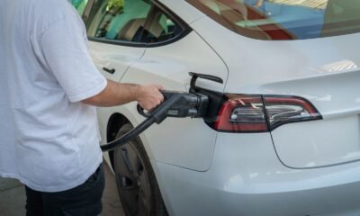 Coche conectado a un punto de recarga, imagen de transición entre tecnologías de propulsión.