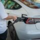 Coche conectado a un punto de recarga, imagen de transición entre tecnologías de propulsión.