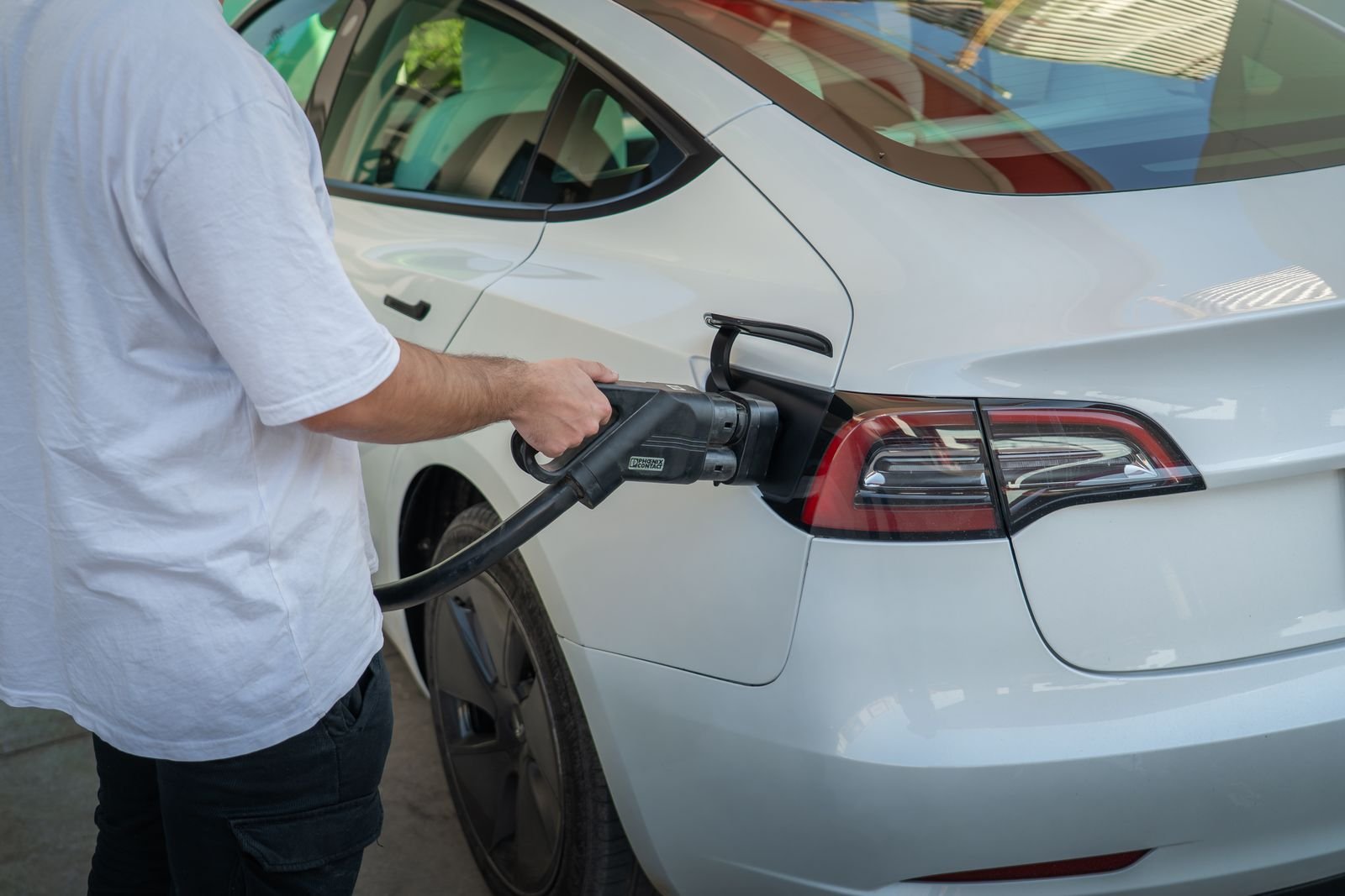 Coche conectado a un punto de recarga, imagen de transición entre tecnologías de propulsión.