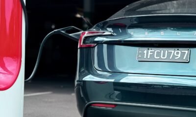 Detalle de la recarga de un coche eléctrico, asociado a la evolución tecnológica de sus baterías.