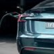 Detalle de la recarga de un coche eléctrico, asociado a la evolución tecnológica de sus baterías.