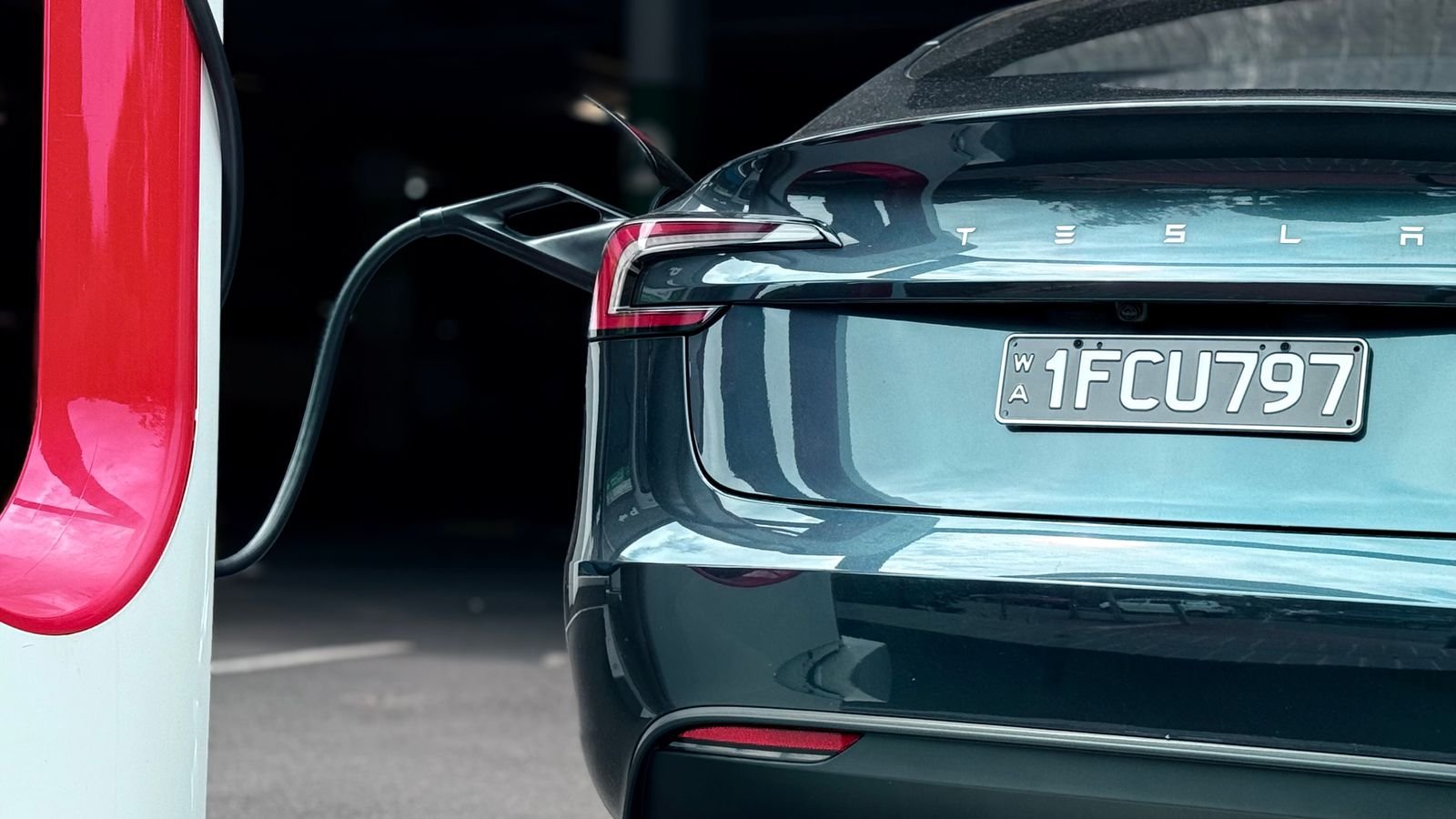Detalle de la recarga de un coche eléctrico, asociado a la evolución tecnológica de sus baterías.