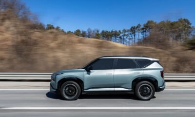 SUV eléctrico circulando por una carretera panorámica, imagen sobre autonomía y viajes largos.