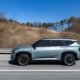SUV eléctrico circulando por una carretera panorámica, imagen sobre autonomía y viajes largos.