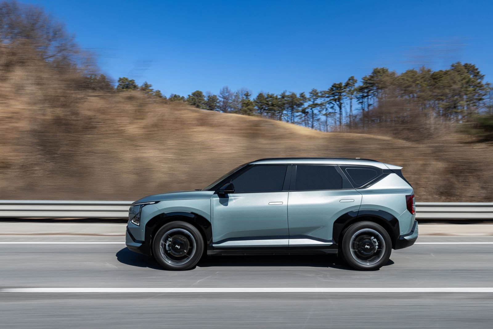 SUV eléctrico circulando por una carretera panorámica, imagen sobre autonomía y viajes largos.