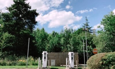 Estación pública de recarga para vehículos eléctricos junto a una carretera.