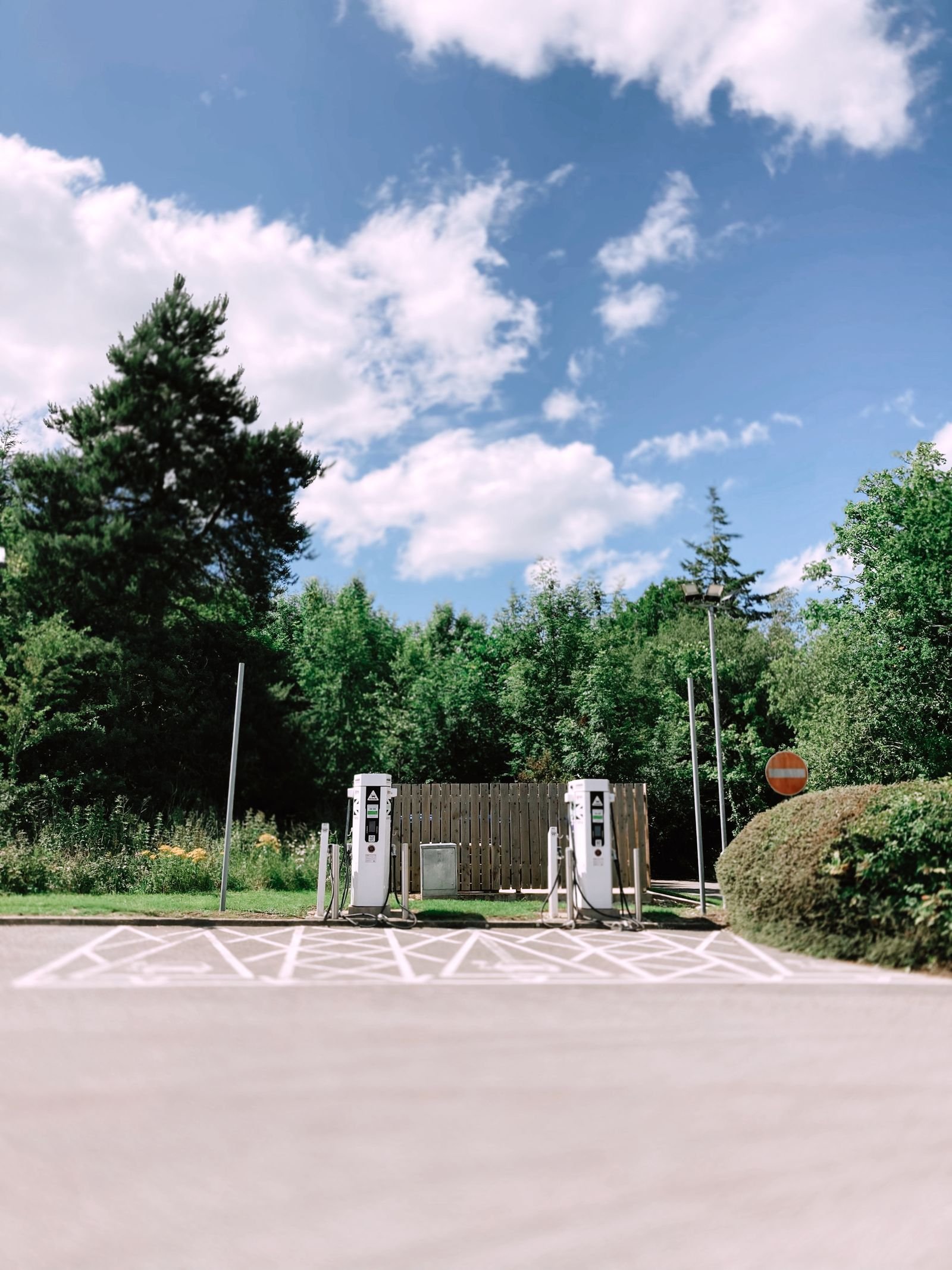 Estación pública de recarga para vehículos eléctricos junto a una carretera.