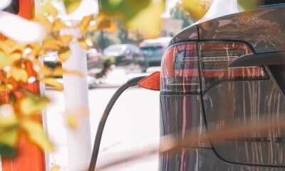 Detalle de un coche eléctrico conectado a una estación de carga.