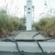 Infraestructura de carga para vehículos eléctricos en un entorno verde.